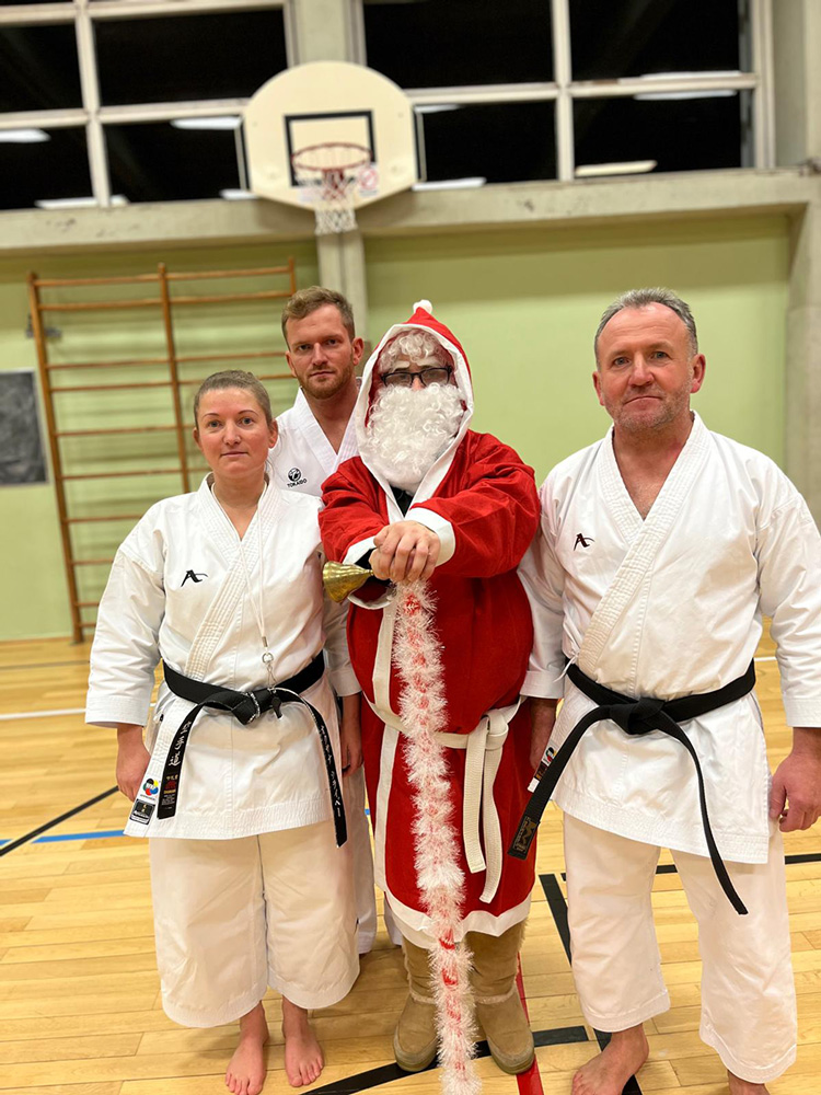 DKD Amorbach Trainer mit dem Weihnachtsmann