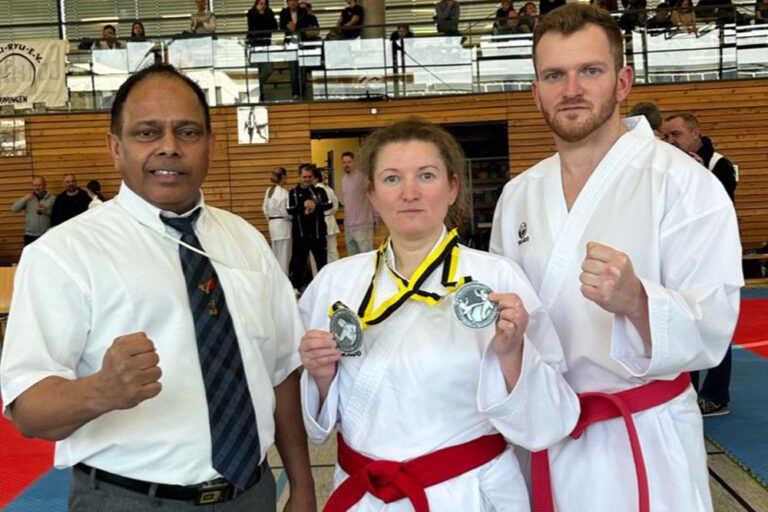 Oxana (Mitte) und Oleg (rechts) mit Shihan Athula bei den Offenen KVBW Landesmeisterschaften in Eppingen.